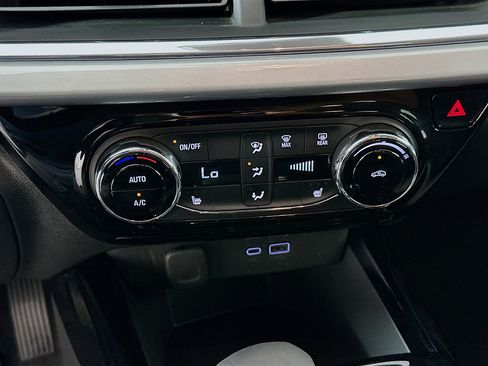 Used 2025 Chevrolet Trax LT FWD image 22