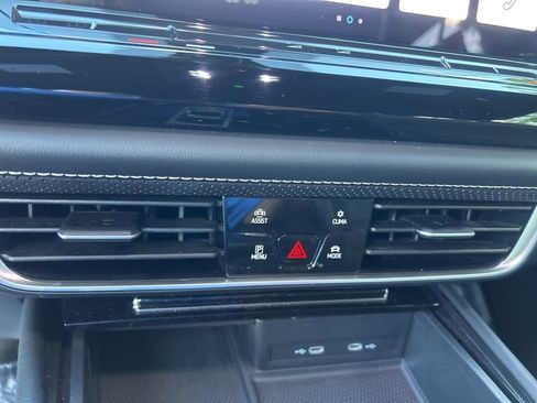 Used 2024 Volkswagen Atlas Cross Sport SE image 43