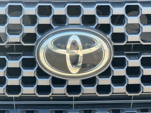 Used 2018 Toyota Tundra SR5 w/ SR5 Upgrade Package RWD image 42