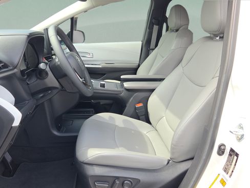 Used 2025 Toyota Sienna XLE FWD image 11