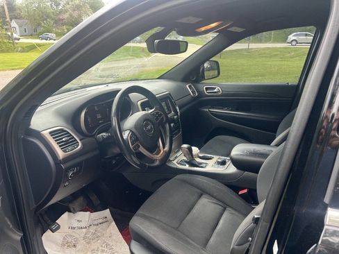 Used 2017 Jeep Grand Cherokee Laredo w/ Quick Order Package 23E AWD/4WD image 13