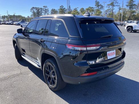 Used 2022 Jeep Grand Cherokee Limited w/ Luxury Tech Group II image 3