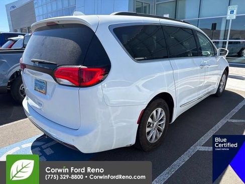 Used 2017 Chrysler Pacifica Touring-L FWD image 4