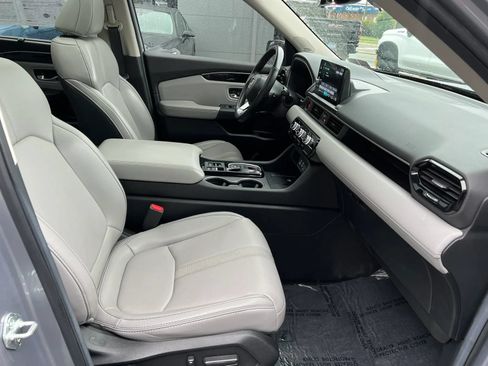 Used 2025 Honda Pilot Touring image 8