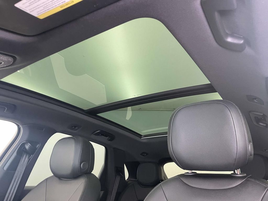 Certified 2025 Porsche Cayenne AWD/4WD image 18