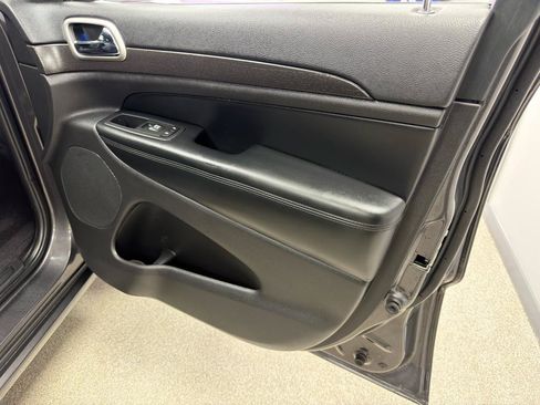 Used 2017 Jeep Grand Cherokee Altitude AWD/4WD image 13