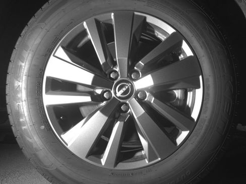 Used 2025 Nissan Pathfinder SV image 13