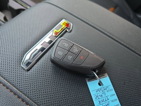 Used 2025 GMC Sierra 2500 AT4 image 34