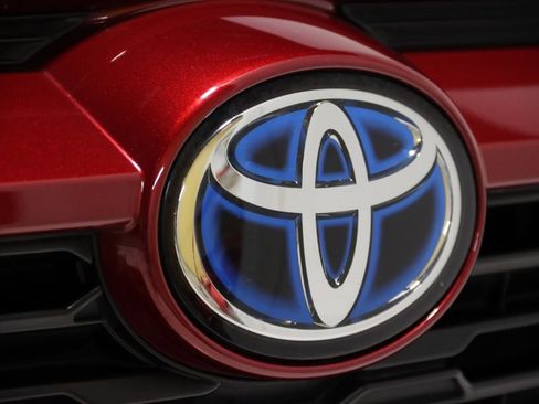 Used 2022 Toyota RAV4 XLE image 11