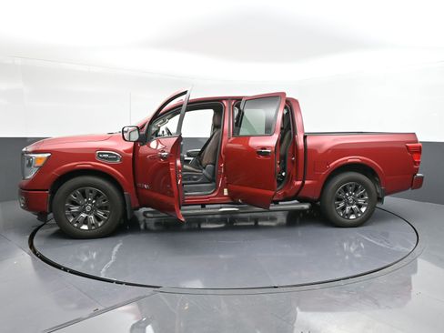 Used 2017 Nissan Titan Platinum Reserve image 39