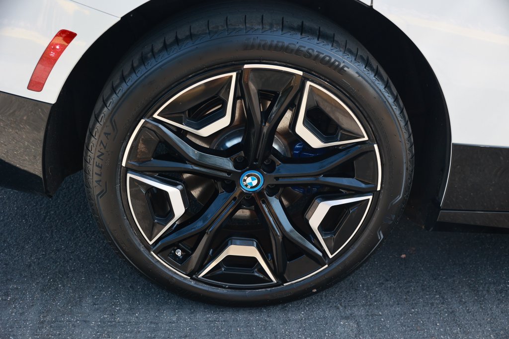 Used 2025 BMW iX xDrive50 AWD/4WD image 9