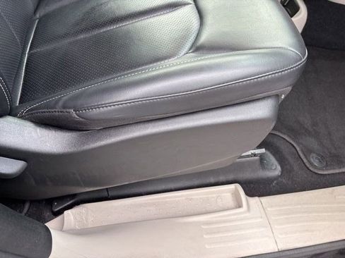 Used 2023 Chrysler Pacifica Touring-L image 40