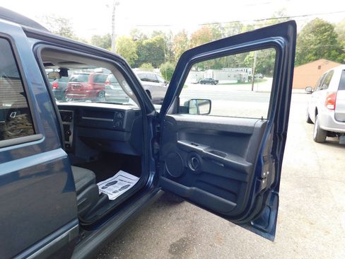 Used 2008 Jeep Commander Sport image 22