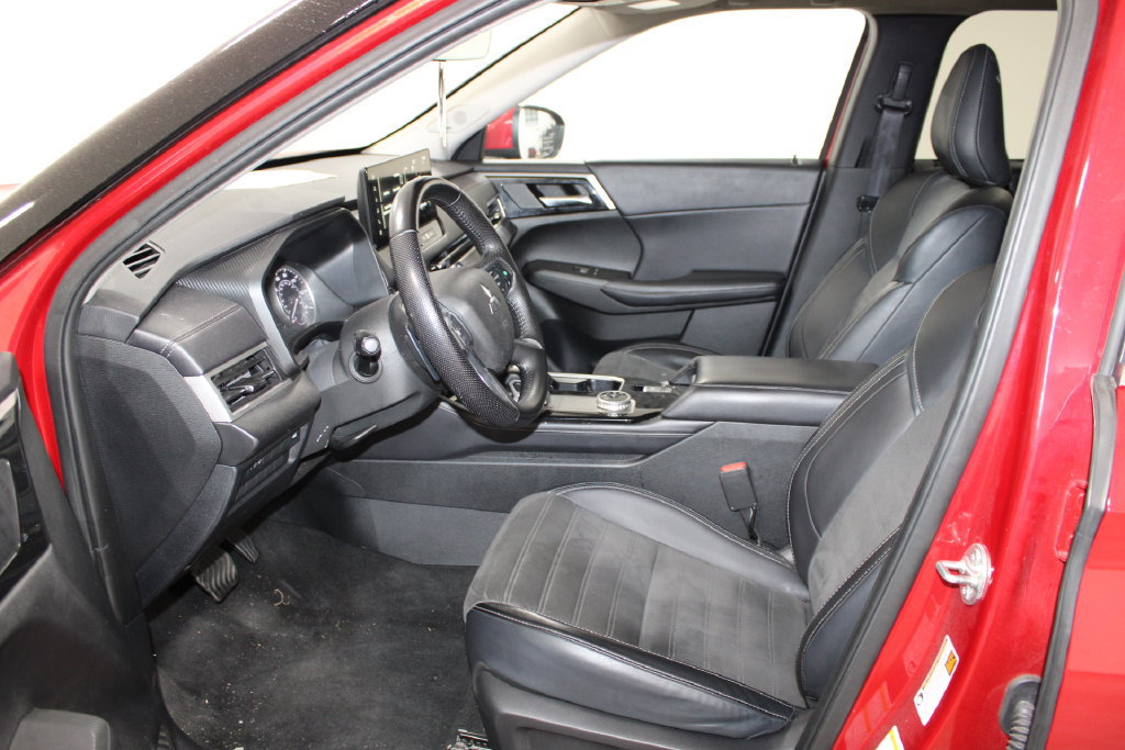 Used 2025 Mitsubishi Outlander SE FWD image 17