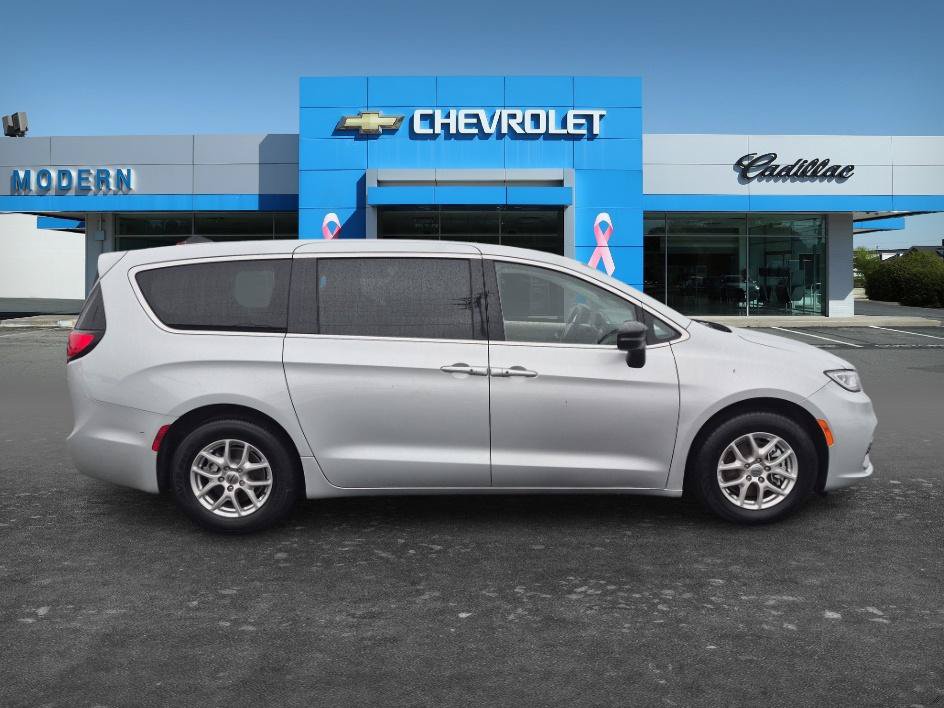 Used 2024 Chrysler Pacifica Touring-L FWD image 6