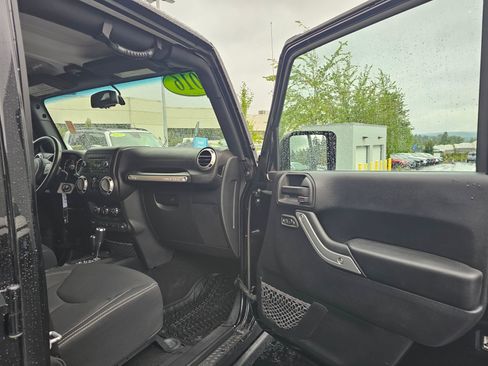 Used 2016 Jeep Wrangler Unlimited Rubicon w/ Connectivity Group AWD/4WD image 14