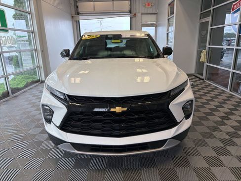Used 2025 Chevrolet Blazer LT FWD image 2