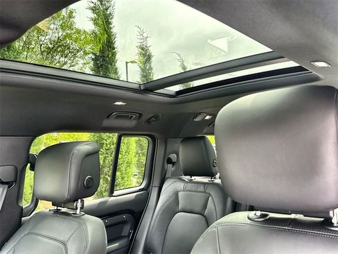 Used 2025 Land Rover Defender 130 X-Dynamic SE image 19