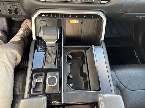 Used 2024 Toyota Sequoia Platinum AWD/4WD image 21