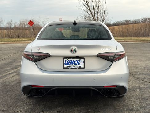 Used 2024 Alfa Romeo Giulia AWD image 3