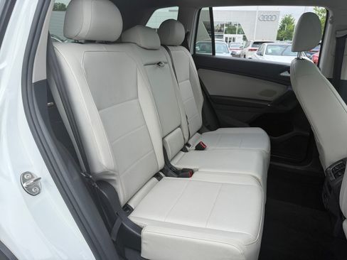 Used 2018 Volkswagen Tiguan SEL AWD/4WD image 33