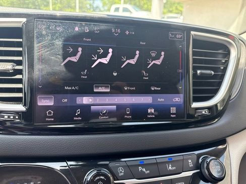 Used 2023 Chrysler Pacifica Touring-L FWD image 44