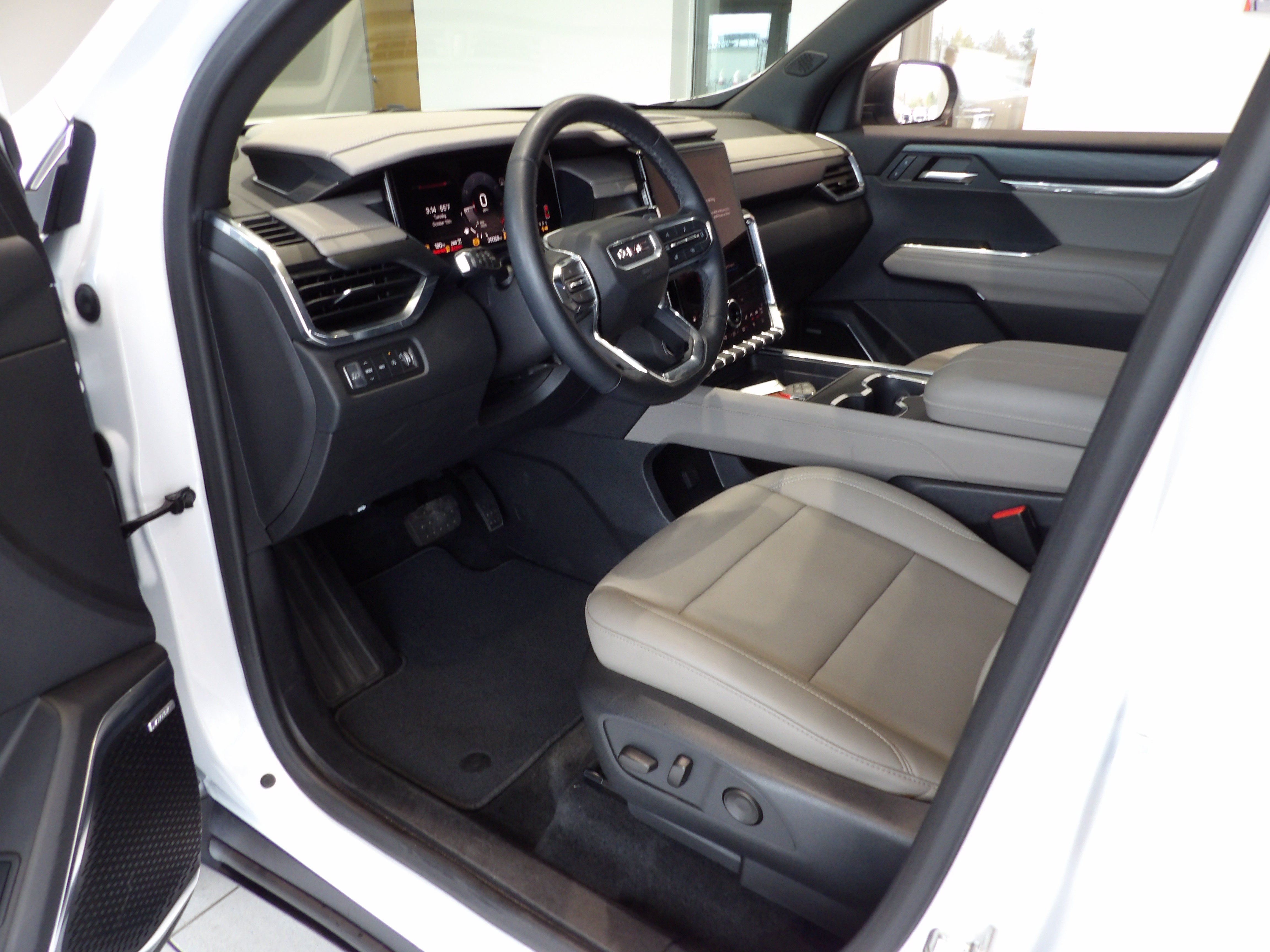 Used 2024 GMC Acadia Elevation w/ Luxury Package AWD/4WD image 10