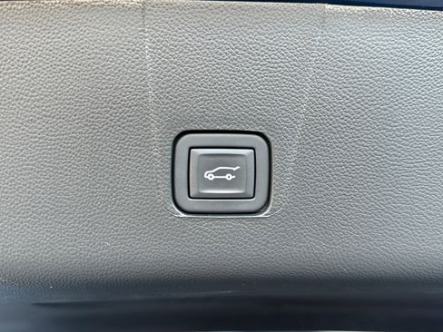 Used 2023 Chevrolet Traverse LT AWD/4WD image 28