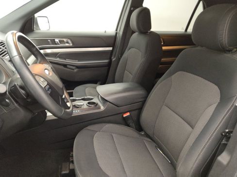 Used 2017 Ford Explorer XLT w/ Equipment Group 201A FWD image 17