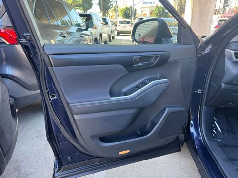 Used 2025 Toyota Highlander LE image 18