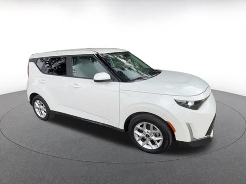 Used 2025 Kia Soul LX w/ LX Technology Package FWD image 2