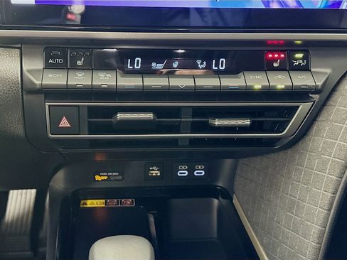 Used 2025 Toyota Camry XLE image 16