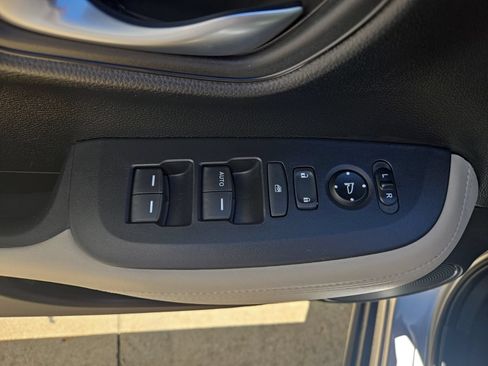Used 2025 Honda HR-V LX image 12
