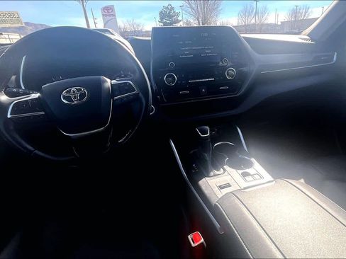 Used 2020 Toyota Highlander XLE image 16