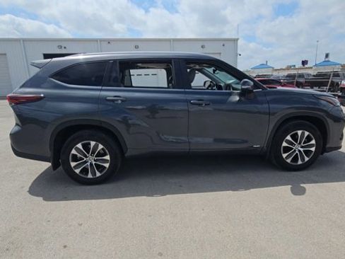 Used 2024 Toyota Highlander XLE AWD/4WD image 9