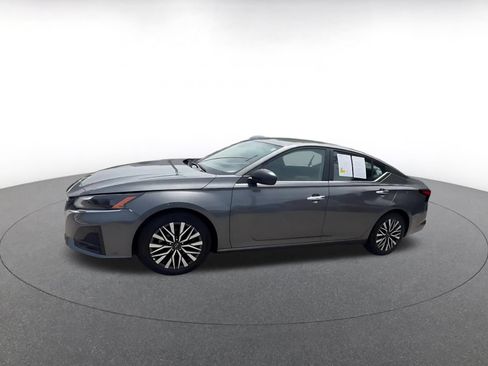Used 2025 Nissan Altima 2.5 SV FWD image 8