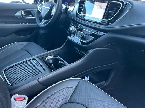 New 2026 Chrysler Pacifica Limited w/ Uconnect Theater Family Group image 18