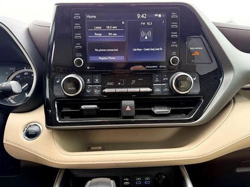 Used 2022 Toyota Highlander XLE image 31