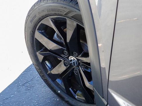 Used 2022 Volkswagen Taos SEL w/ Panoramic Sunroof Package image 11