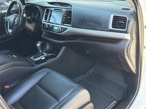Used 2019 Toyota Highlander XLE w/ Carpet Mat Package (TMS) image 13