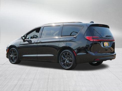 Used 2025 Chrysler Pacifica Limited FWD image 5