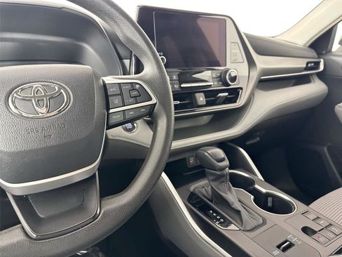 Certified 2023 Toyota Highlander L image 31