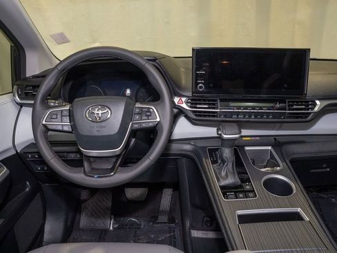 Used 2025 Toyota Sienna XLE image 7