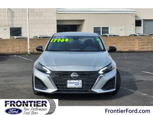 Used 2024 Nissan Altima 2.5 SV image 3