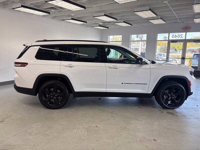 Used 2024 Jeep Grand Cherokee L Limited w/ Black Appearance Package AWD/4WD image 12