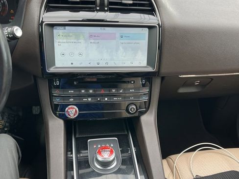 Used 2017 Jaguar F-PACE Prestige image 12