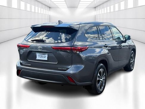 Used 2020 Toyota Highlander XLE AWD/4WD image 5