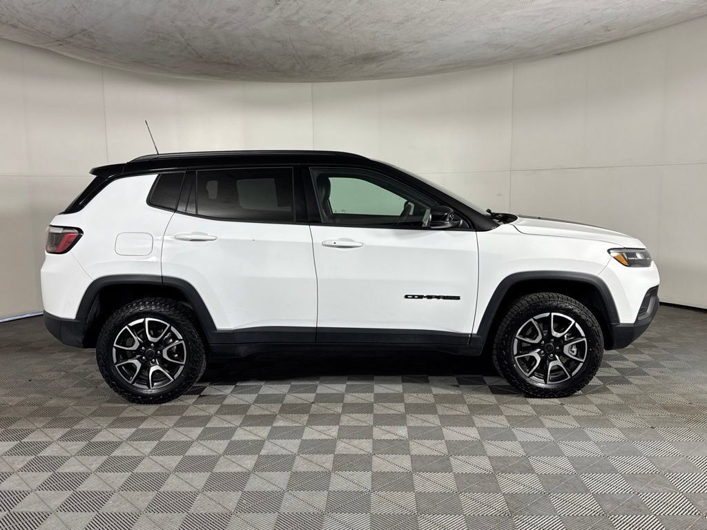 Certified 2025 Jeep Compass Trailhawk AWD/4WD image 8
