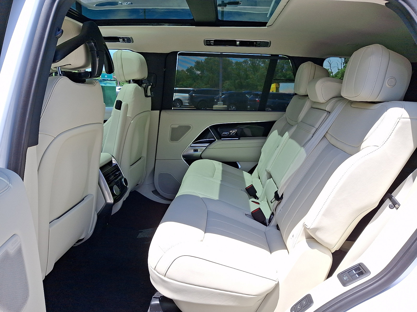 New 2026 Land Rover Range Rover Long Wheelbase SE AWD/4WD image 5