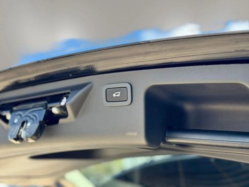 Used 2018 Land Rover Discovery Sport HSE image 19